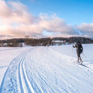 Skieur de fond en skating sur une piste enneigée près de Guillestre, au cœur des Hautes-Alpes, idéal pour explorer le Queyras.