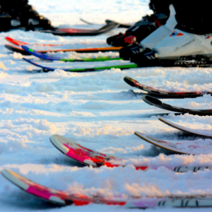 Skis de fond skating alignés pour la location à Guillestre, point de départ pour les itinéraires nordiques du Queyras.