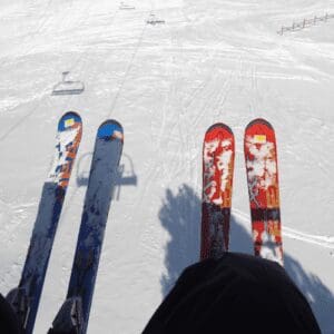 Vue depuis un télésiège avec skis dans les Hautes-Alpes, parfait pour rejoindre les pistes de ski de fond autour de Guillestre.